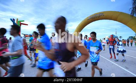 CHUMPHON, THAILAND – 29. JUNI 2014: Nicht identifizierte Teilnehmer beim jährlichen Lauf durch das Meer nach Pithak Island Langsuan, 10. Lang Suan Mini Marathon Stockfoto