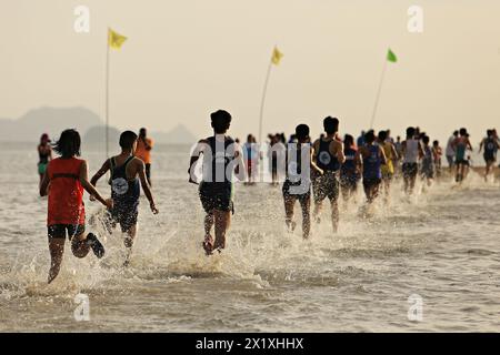 CHUMPHON, THAILAND – 29. JUNI 2014: Nicht identifizierte Teilnehmer beim jährlichen Lauf durch das Meer nach Pithak Island Langsuan, 10. Lang Suan Mini Marathon Stockfoto