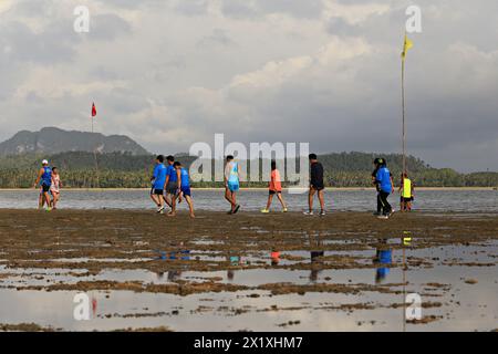 CHUMPHON, THAILAND – 29. JUNI 2014: Nicht identifizierte Teilnehmer beim jährlichen Lauf durch das Meer nach Pithak Island Langsuan, 10. Lang Suan Mini Marathon Stockfoto