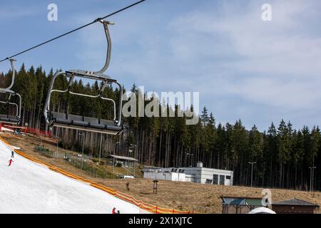 Leere Stühle am Skilift am Ende des Tages. Freizeit Stockfoto