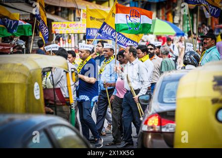 Neu-Delhi, Indien. April 2024. NEW DELHI, INDIEN - 18. APRIL: AAP und die Unterstützer des Kongresses schreien während ihrer Tür-zu-Tür-Padyatra-Kampagne in der Nähe von Shakurpur und Laxmi Nagar am 18. April 2024 in Neu-Delhi, Indien. Indien ist auf die 7-Phasen-Parlamentswahlen vorbereitet, nachdem die Ergebnisse am 4. Juni bekannt gegeben werden (Foto: Raj K Raj/Hindustan Times/SIPA USA) Credit: SIPA USA/Alamy Live News Stockfoto