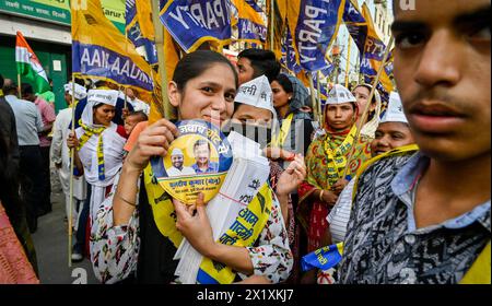 Neu-Delhi, Indien. April 2024. NEW DELHI, INDIEN - 18. APRIL: AAP und die Unterstützer des Kongresses schreien Slogans während ihrer Tür-zu-Tür-Kampagne in der Nähe von Shakurpur und Laxmi Nagar am 18. April 2024 in Neu-Delhi, Indien. Indien ist auf die 7-Phasen-Parlamentswahlen vorbereitet, nachdem die Ergebnisse am 4. Juni bekannt gegeben werden (Foto: Raj K Raj/Hindustan Times/SIPA USA) Credit: SIPA USA/Alamy Live News Stockfoto