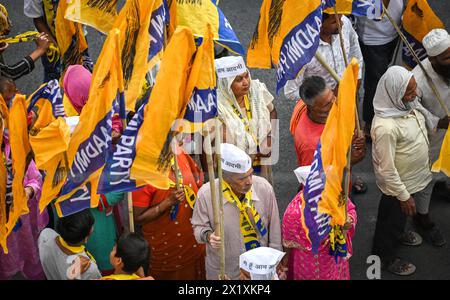 Neu-Delhi, Indien. April 2024. NEW DELHI, INDIEN - 18. APRIL: AAP und die Unterstützer des Kongresses schreien während ihrer Tür-zu-Tür-Padyatra-Kampagne in der Nähe von Shakurpur und Laxmi Nagar am 18. April 2024 in Neu-Delhi, Indien. Indien ist auf die 7-Phasen-Parlamentswahlen vorbereitet, nachdem die Ergebnisse am 4. Juni bekannt gegeben werden (Foto: Raj K Raj/Hindustan Times/SIPA USA) Credit: SIPA USA/Alamy Live News Stockfoto