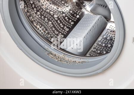 Schmutzige schimmelige Waschmaschine, die Gummi und Trommel aus der Nähe versiegelt. Schimmel, Schmutz und Kalk in der Waschmaschine. Haushaltsgeräte regelmäßige Wartung. Stockfoto