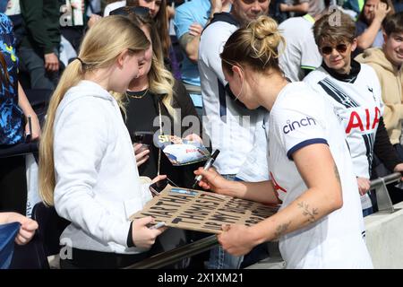 Martha Thomas unterzeichnet Autogramm Tottenham Hotspur FC Women gegen Leicester City FC Women Adobe Women's FA Cup semi Tottenham Hotspur Stadium 14. April 2024 Stockfoto