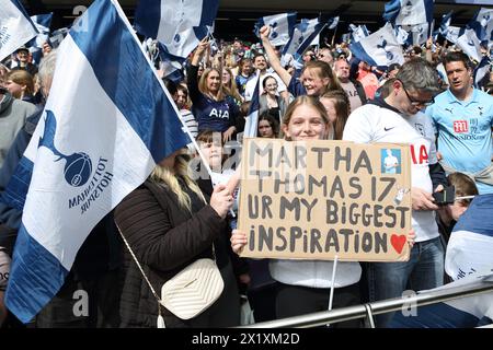 Fan mit Martha Thomas Placard Tottenham Hotspur FC Women gegen Leicester City FC Women Adobe Women's FA Cup semi Tottenham Hotspur Stadium 14. April 2024 Stockfoto