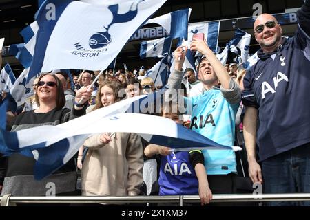 Die Fans von Spurs wehen Flaggen Tottenham Hotspur FC Women gegen Leicester City FC Women Adobe Women's FA Cup Halbfinale Tottenham Hotspur Stadium 14. April 2024 Stockfoto