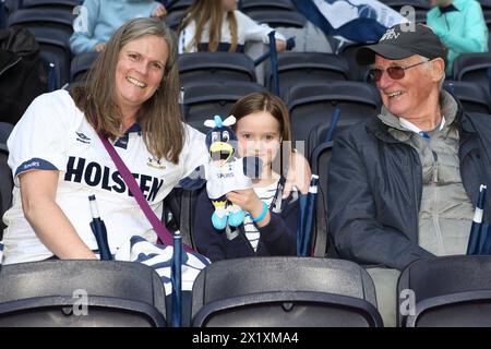 Junges Mädchen mit weichem Spielzeugmaskottchen Tottenham Hotspur FC Women gegen Leicester City FC Women Adobe Women's FA Cup semi Tottenham Hotspur Stadium 14. April 2024 Stockfoto