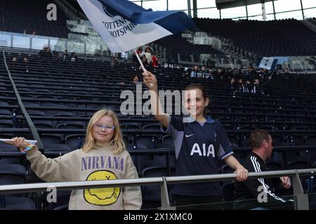 Junge Fans ziehen Fahnen Tottenham Hotspur FC Women gegen Leicester City FC Women Adobe Women's FA Cup Halbfinale Tottenham Hotspur Stadium 14. April 2024 Stockfoto