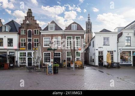 Gemütliche Bars, Restaurants und Geschäfte auf dem Hofplatz in Amersfoort. Stockfoto
