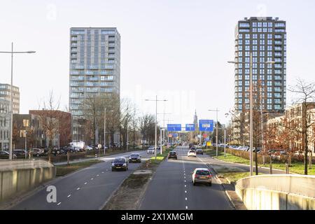 Stadtstraße zwischen zwei hohen modernen Wohntürmen in der Stadt Amersfoort. Stockfoto