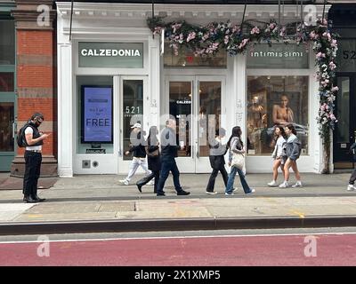 Menschen, die entlang des Broadway im angesagten Viertel SOHO in Lower Manhattan, New York City, fahren. Stockfoto