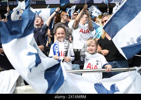 Junge Fans ziehen Fahnen Tottenham Hotspur FC Women gegen Leicester City FC Women Adobe Women's FA Cup Halbfinale Tottenham Hotspur Stadium 14. April 2024 Stockfoto