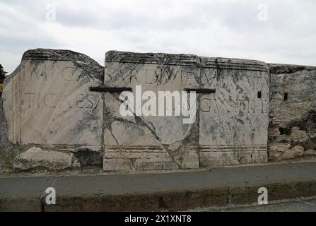 Detail der lateinischen Inschrift auf der ikonischen Tiberius-Brücke in Rimini Stockfoto