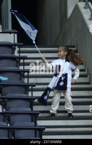 Young Girl Waves Flag Tottenham Hotspur FC Women gegen Leicester City FC Women Adobe Women's FA Cup Halbfinale Tottenham Hotspur Stadium 14. April 2024 Stockfoto