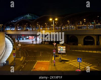 Blick auf den Kölner Hauptbahnhof bei Nacht, Kölner Innenstadt in der Nähe des Kölner Doms. Stockfoto