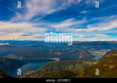 Blick aus der Vogelperspektive auf die wunderschöne Bergwelt mit schneebedecktem Monte Rosa und dem Berggipfel Matterhorn und dem Luganersee und der Stadt Lugano an einem sonnigen Tag Fr. Stockfoto