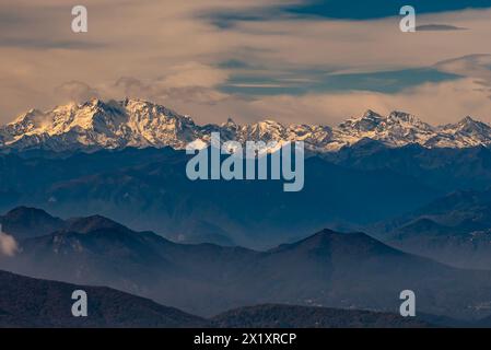 Blick aus der Vogelperspektive über eine wunderschöne Bergwelt und den schneebedeckten Monte Rosa und den Berggipfel Matterhorn und mit schwimmenden Wolken an einem sonnigen Tag in Tici Stockfoto