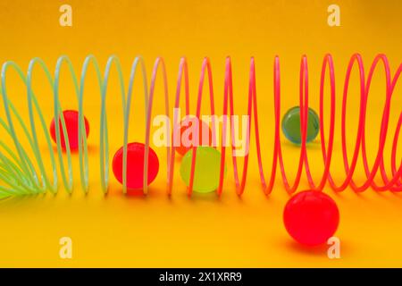 Kugeln innerhalb und außerhalb der zylindrischen Struktur Stockfoto
