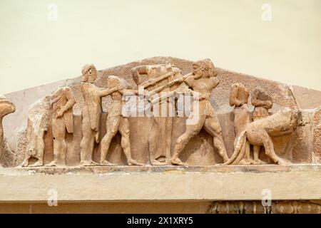 Östlicher Giebel der Siphnischen Schatzkammer im Archäologischen Museum von Delphi, Delphi Archäologisches Museum, Delphi, Griechenland. Stockfoto