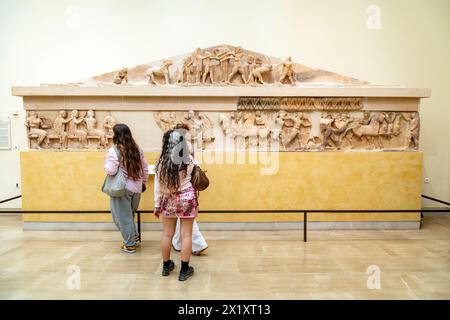 Östlicher Giebel der Siphnischen Schatzkammer im Archäologischen Museum von Delphi, Delphi Archäologisches Museum, Delphi, Griechenland. Stockfoto