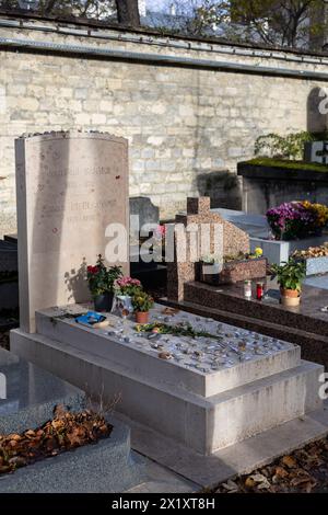 Ein Grab von Jean-Paul Sartre und Simone de Beauvoir auf dem Friedhof Montparnasse, Paris, Frankreich. Ein berühmtes Paar, war das einflussreichste und kontroverseste Stockfoto