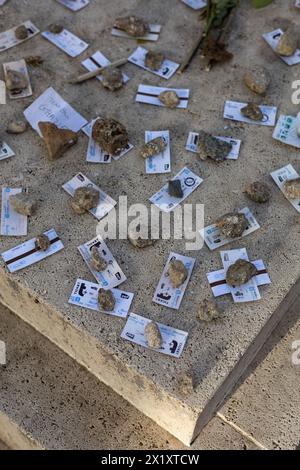 Ein Grab von Jean-Paul Sartre und Simone de Beauvoir auf dem Friedhof Montparnasse, Paris, Frankreich. Ein berühmtes Paar, war das einflussreichste und kontroverseste Stockfoto