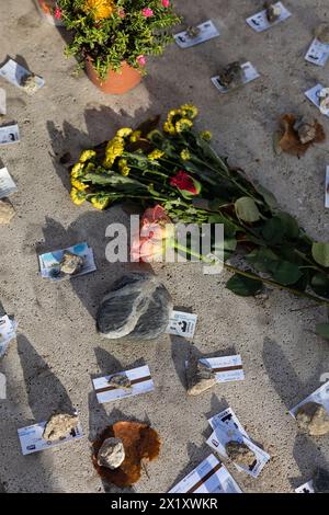 Ein Grab von Jean-Paul Sartre und Simone de Beauvoir auf dem Friedhof Montparnasse, Paris, Frankreich. Ein berühmtes Paar, war das einflussreichste und kontroverseste Stockfoto