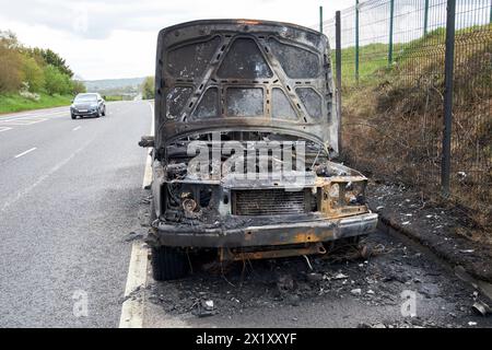 Ausgebrannter Range rover am Straßenrand in County antrim, nordirland, großbritannien Stockfoto