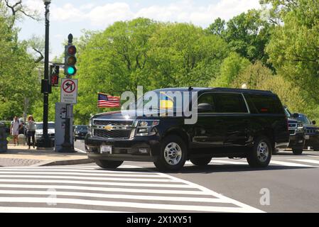 Washington, DC, USA. April 2024. Eine Autokasse bringt den ukrainischen Premierminister Denys Schmyhal zum Kapitol der USA, um sich mit den Kongressführern zu treffen. Quelle: Philip Yabut/Alamy Live News Stockfoto