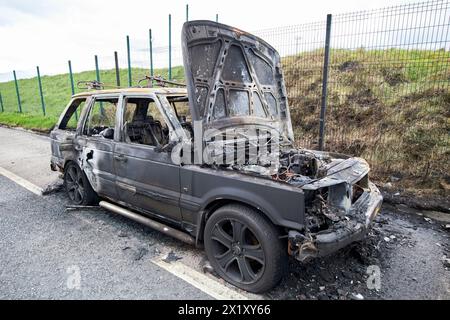 Ausgebrannter Range rover am Straßenrand in County antrim, nordirland, großbritannien Stockfoto