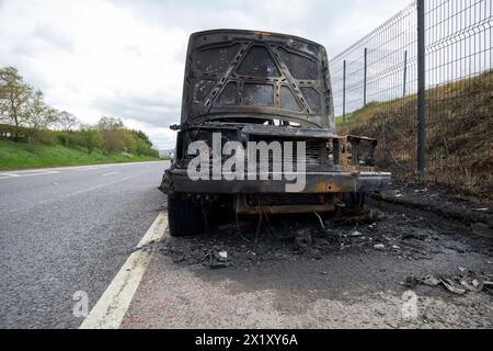 Ausgebrannter Range rover am Straßenrand in County antrim, nordirland, großbritannien Stockfoto