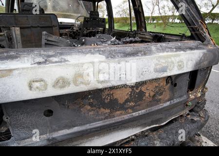 Kofferraum mit ausgebranntem Range rover am Straßenrand in County antrim, Nordirland, großbritannien Stockfoto