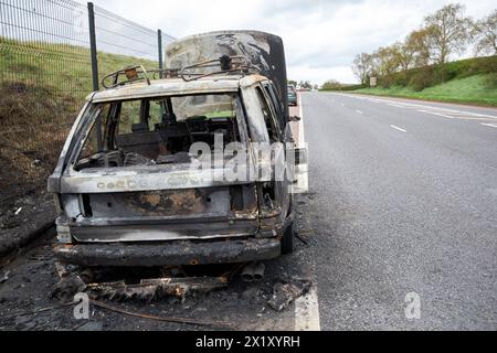 Ausgebrannter Range rover am Straßenrand in County antrim, nordirland, großbritannien Stockfoto