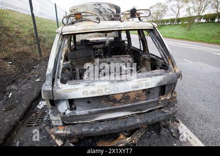 Ausgebrannter Range rover am Straßenrand in County antrim, nordirland, großbritannien Stockfoto