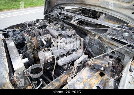 Motorraum des ausgebrannten Range rover am Straßenrand in County antrim, nordirland, großbritannien Stockfoto