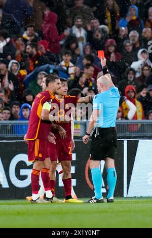 Rom, Italien. April 2024. Schiedsrichter Szymon Marciniak zeigt Zeki Celik von AS Roma im zweiten Legspiel der UEFA Europa League 2023/24 im Stadio Olimpico am 18. April 2024 in Rom eine rote Karte. Quelle: Giuseppe Maffia/Alamy Live News Stockfoto