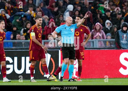 Rom, Italien. April 2024. Schiedsrichter Szymon Marciniak zeigt Zeki Celik von AS Roma im zweiten Legspiel der UEFA Europa League 2023/24 im Stadio Olimpico am 18. April 2024 in Rom eine rote Karte. Quelle: Giuseppe Maffia/Alamy Live News Stockfoto