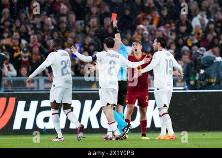 Rom, Italien. April 2024. Schiedsrichter Szymon Marciniak zeigt Zeki Celik von AS Roma im zweiten Legspiel der UEFA Europa League 2023/24 im Stadio Olimpico am 18. April 2024 in Rom eine rote Karte. Quelle: Giuseppe Maffia/Alamy Live News Stockfoto