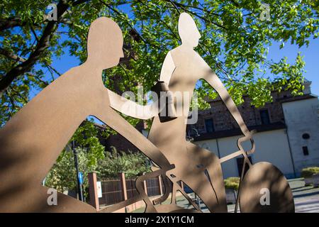 Moderne Skulptur, die den beiden berühmten italienischen Radfahrern Fausto Coppi und Gino Bartali gewidmet ist und in einer ikonischen Szene mit der Wasserflasche dargestellt wird. Stockfoto