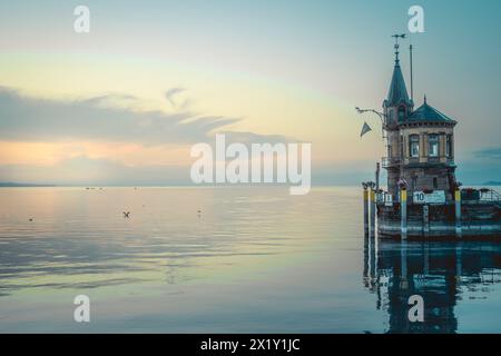 Beschreibung: Schöner Blick auf Sonnenaufgang von der Imperia-Statue zum Leuchtturm am Hafeneingang und am Bodensee in den frühen Morgenstunden. Steamer Harbour, Co Stockfoto