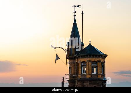 Beschreibung: Schöner Blick auf Sonnenaufgang von der Imperia-Statue zum Leuchtturm am Hafeneingang und am Bodensee in den frühen Morgenstunden. Steamer Harbour, Co Stockfoto