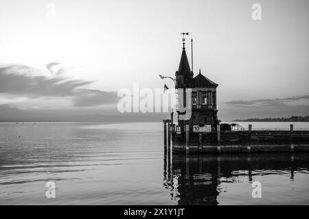 Beschreibung: Schöner Blick auf Sonnenaufgang von der Imperia-Statue zum Leuchtturm am Hafeneingang und am Bodensee in den frühen Morgenstunden. Steamer Harbour, Co Stockfoto