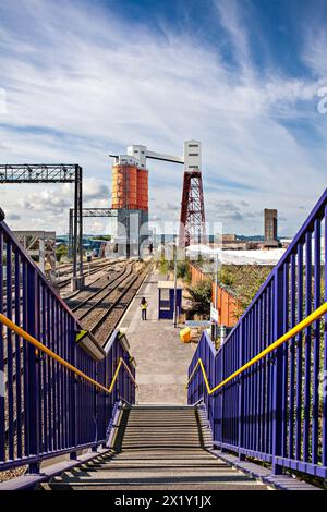 Frau wartet auf einen Zug am Bahnhof St. Andrews Road, Avonmouth, Bristol Stockfoto