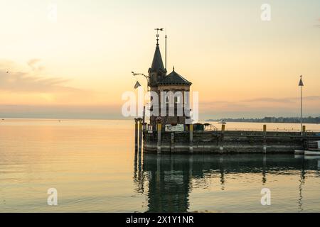 Beschreibung: Schöner Blick auf Sonnenaufgang von der Imperia-Statue zum Leuchtturm am Hafeneingang und am Bodensee in den frühen Morgenstunden. Steamer Harbour, Co Stockfoto