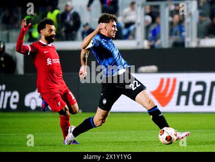 Liverpool-Spieler Mohamed Salah (links) und Atalanta Matteo Ruggeri kämpfen um den Ball während der UEFA Europa League, dem Viertelfinalspiel im zweiten Legs-Spiel im Gewiss-Stadion in Bergamo, Italien. Bilddatum: Donnerstag, 18. April 2024. Stockfoto