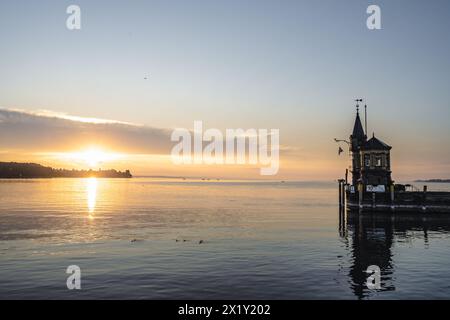 Beschreibung: Panoramablick auf Sonnenaufgang von der Imperia-Statue zum Leuchtturm am Hafeneingang und am Bodensee in den frühen Morgenstunden. Steamer Harbour, Co Stockfoto