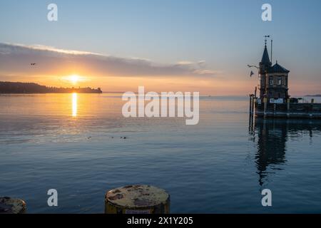 Beschreibung: Panoramablick auf Sonnenaufgang von der Imperia-Statue zum Leuchtturm am Hafeneingang und am Bodensee in den frühen Morgenstunden. Steamer Harbour, Co Stockfoto