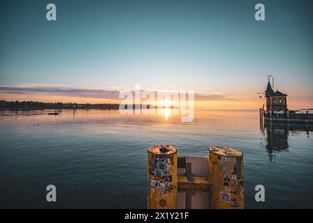 Beschreibung: Panoramablick auf Sonnenaufgang von der Imperia-Statue zum Leuchtturm am Hafeneingang und am Bodensee in den frühen Morgenstunden. Steamer Harbour, Co Stockfoto