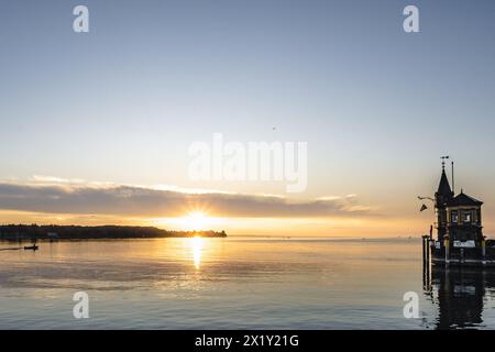 Beschreibung: Panoramablick auf Sonnenaufgang von der Imperia-Statue zum Leuchtturm am Hafeneingang und am Bodensee in den frühen Morgenstunden. Steamer Harbour, Co Stockfoto